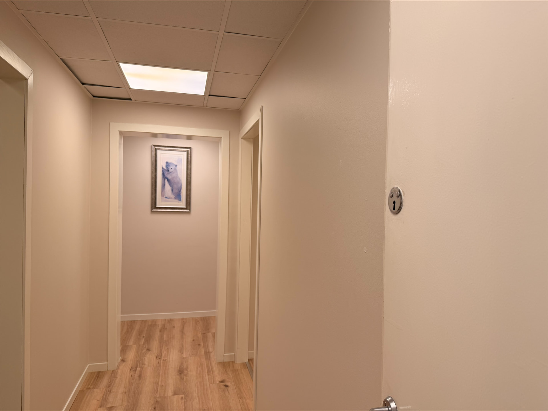Gangen mellom behandlingsrommene hos Marstein Psykologklinikk