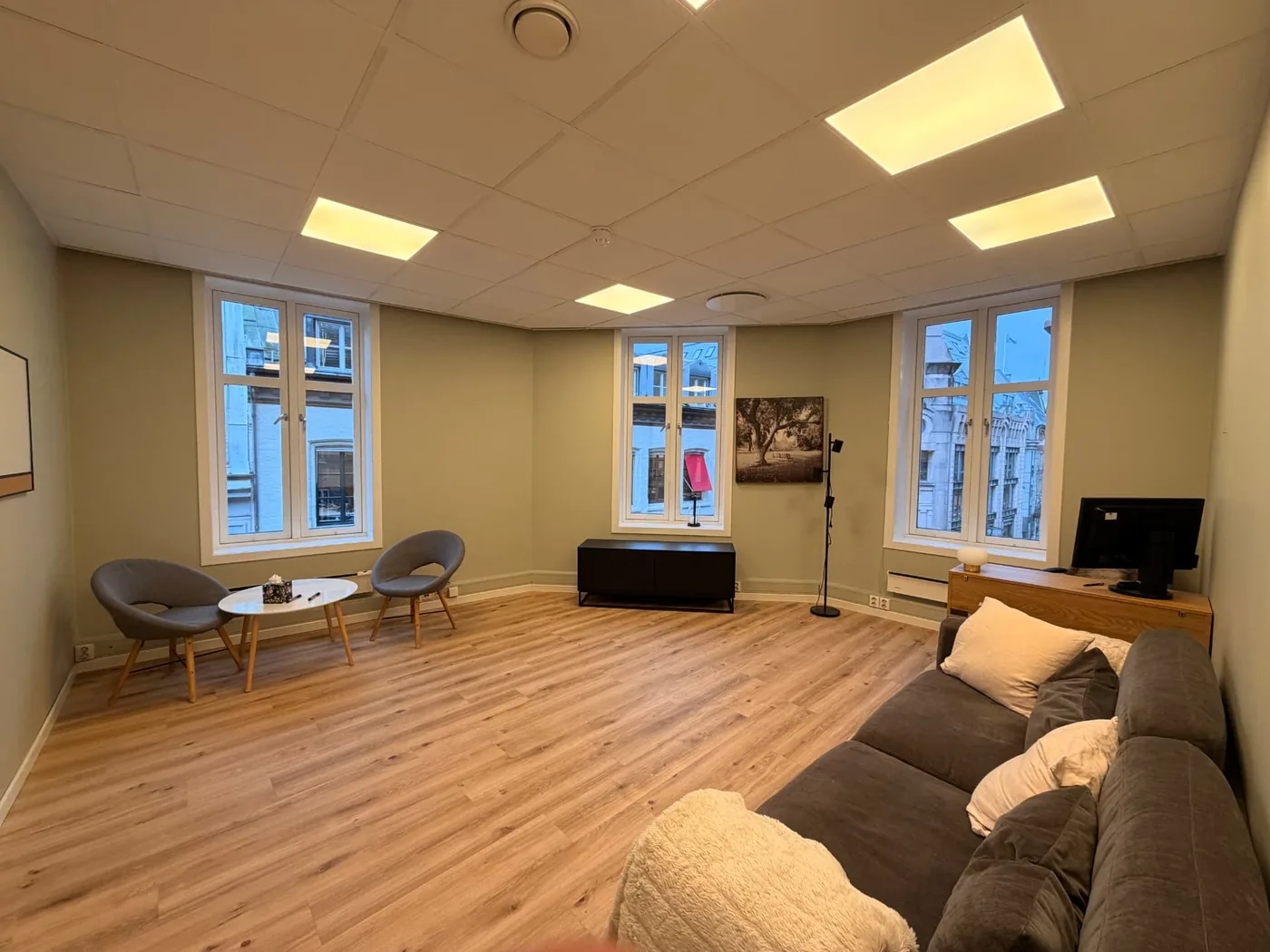 Dagslys som faller inn over en lys vegg